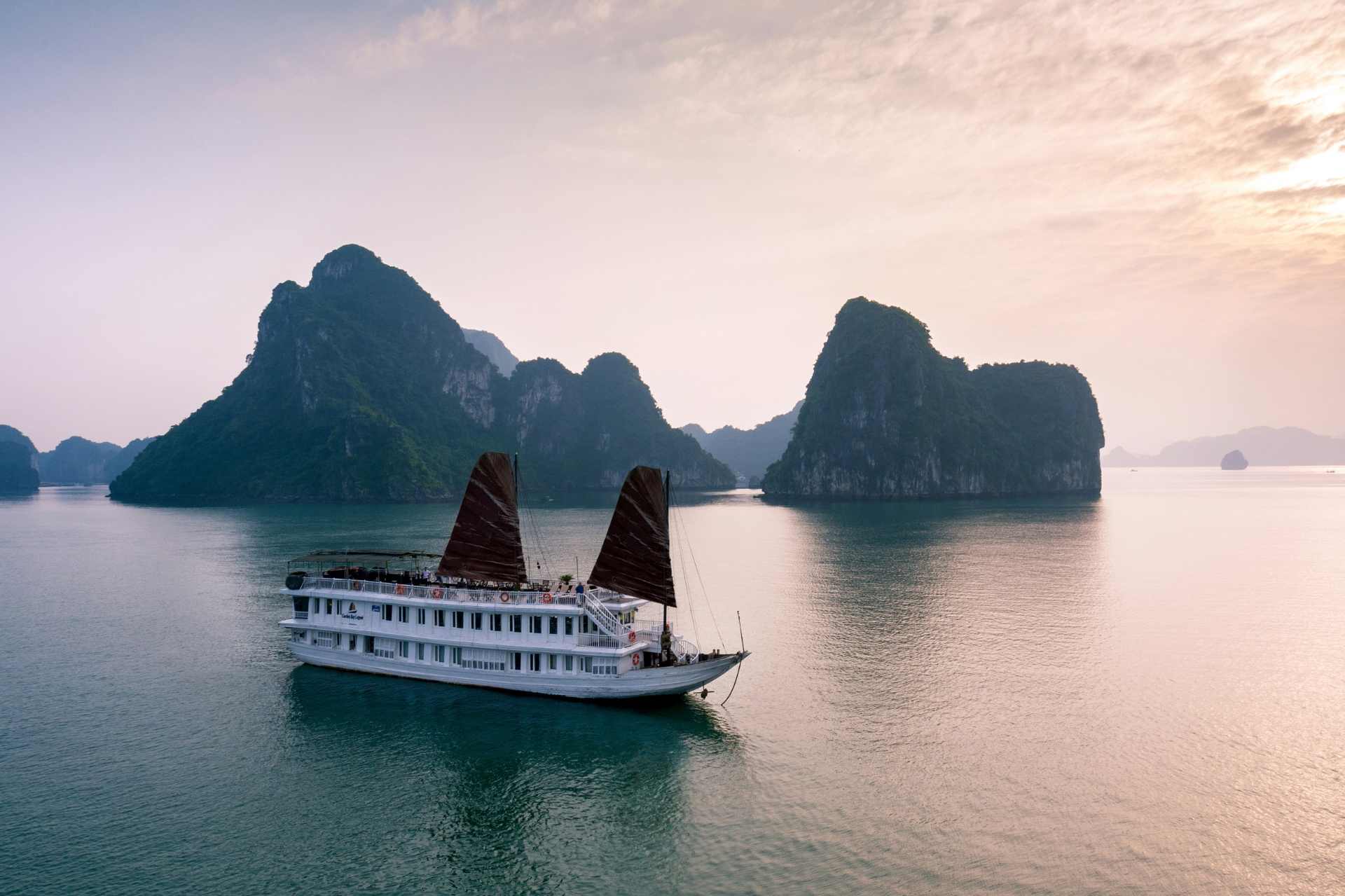 Bai Tu Long Bay – 3 day 2 night Bai Tu Long Bay – 3 day 2 night